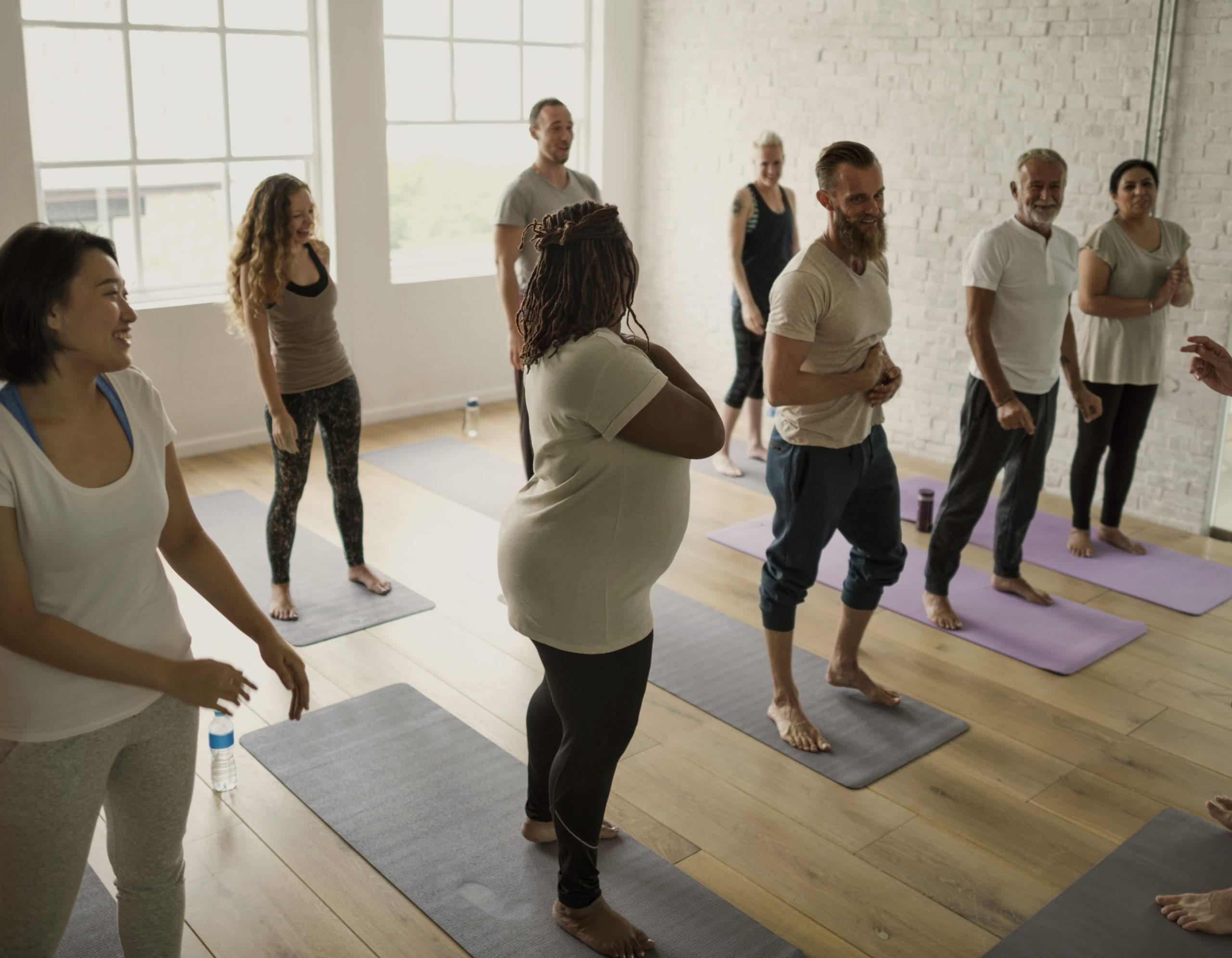 Je suis Coralie et je guide des cours de yoga, des soins et des ateliers adaptés à chaque âge de la vie. Retrouvez-moi dans le Beaujolais., Avec les cours de yoga en entreprise, offrez à votre équipe une pause revitalisante, réduisez le stress et favorisez le bien-être au travail.