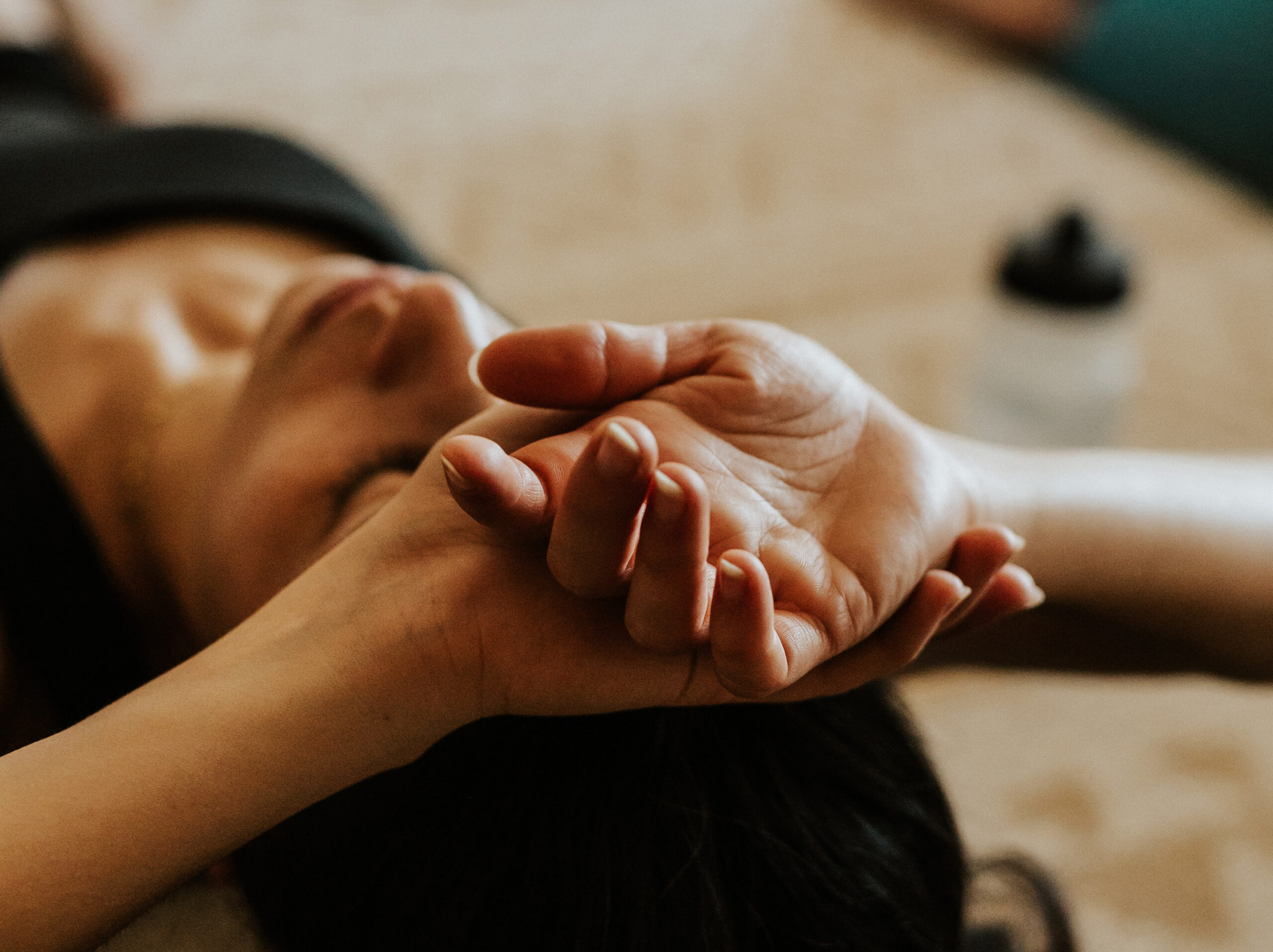 Je suis Coralie et je guide des cours de yoga, des soins et des ateliers adaptés à chaque âge de la vie. Retrouvez-moi dans le Beaujolais.