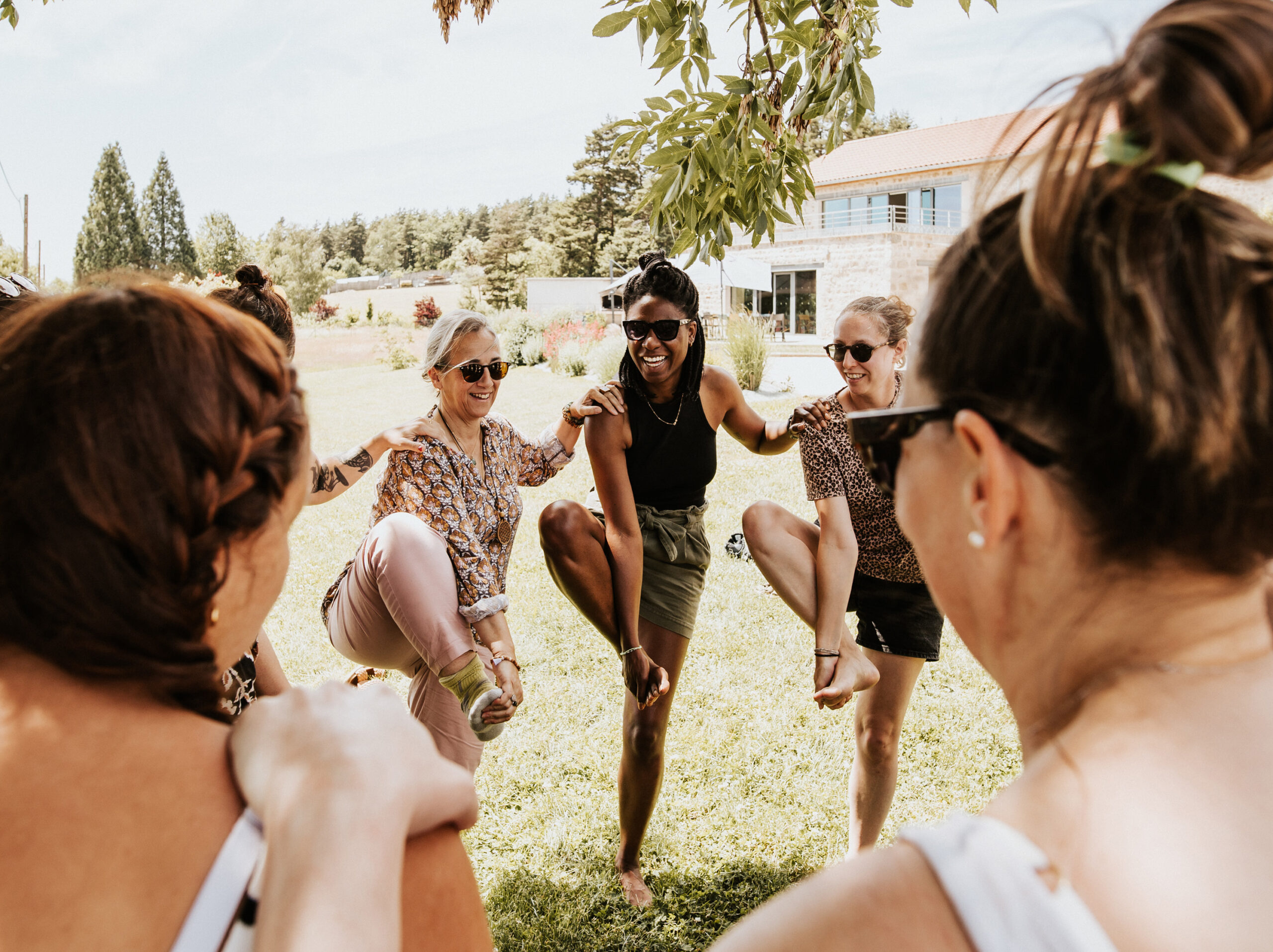 Je suis Coralie et je guide des cours de yoga, des soins et des ateliers adaptés à chaque âge de la vie. Retrouvez-moi dans le Beaujolais.