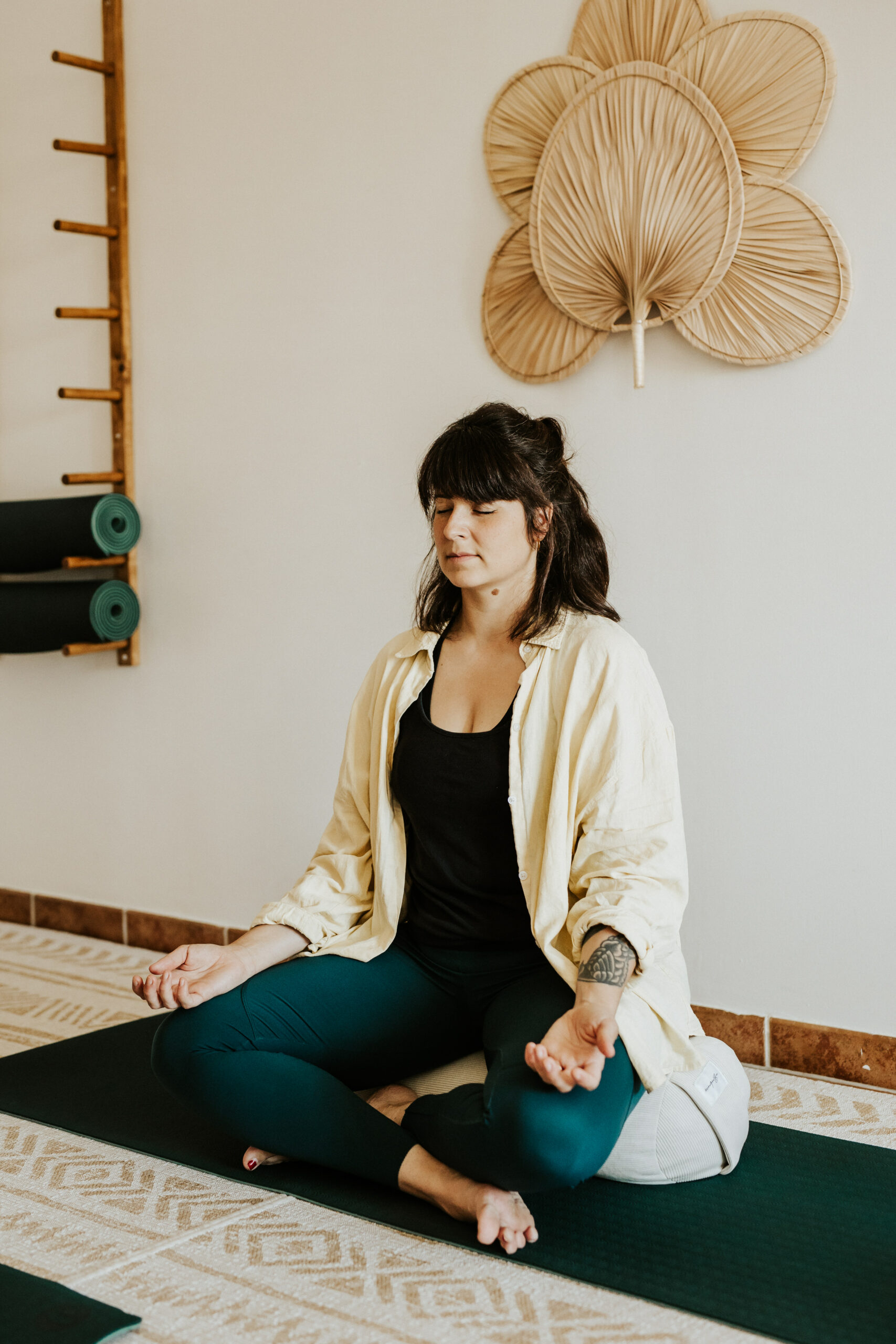 Je suis Coralie, professeur de Yoga : à domicile, en entreprise, cours collectif, prénatale et postnatale, ateliers et retraites.