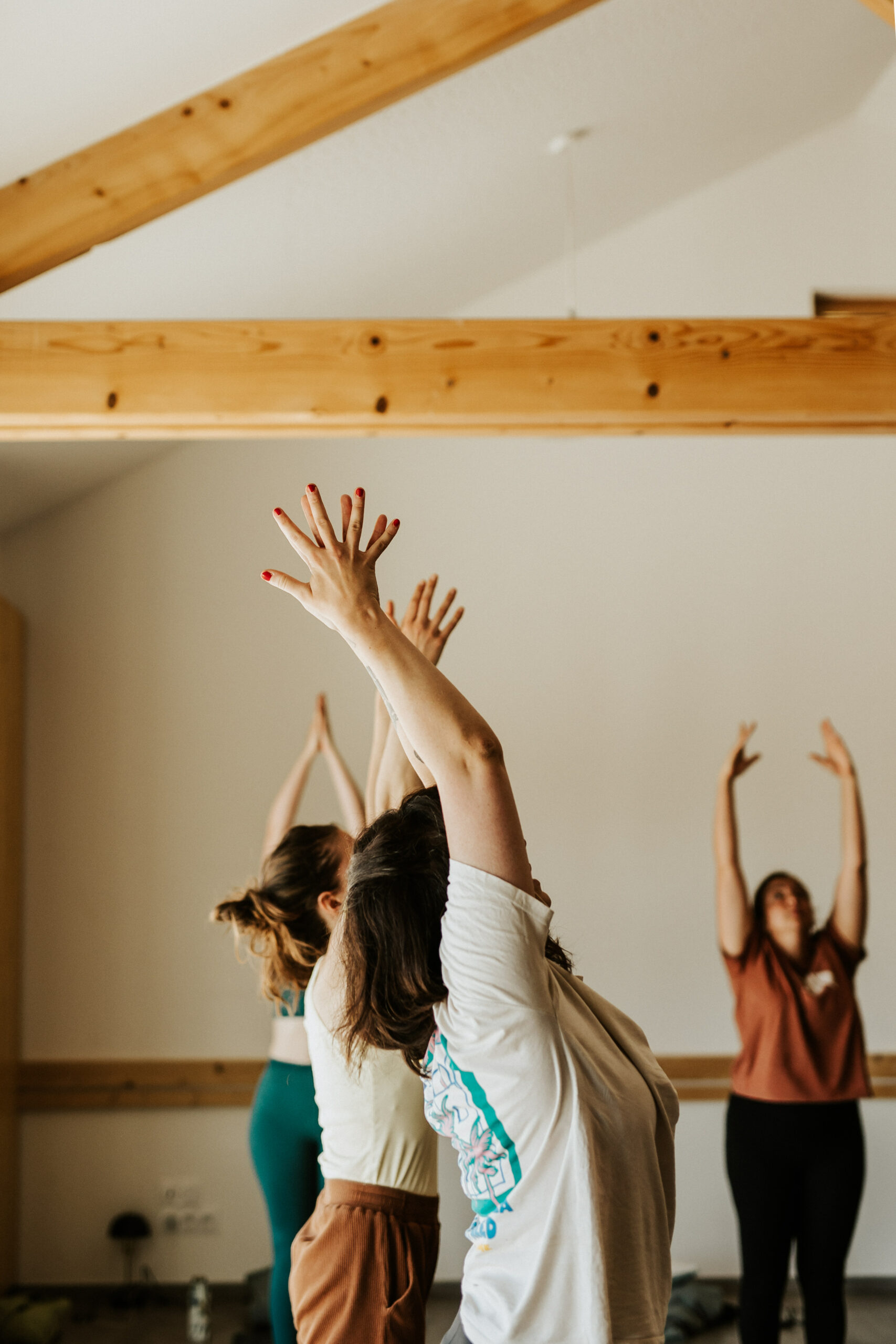 Je suis Coralie et je guide des cours de yoga, des soins et des ateliers adaptés à chaque âge de la vie. Retrouvez-moi dans le Beaujolais., Avec les cours de yoga en entreprise, offrez à votre équipe une pause revitalisante, réduisez le stress et favorisez le bien-être au travail.